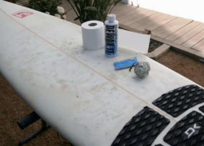 dreckiges Surfboard reinigen